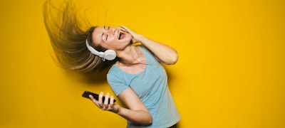 星空科技球迷社区铁粉聚集地内热闹的线上球迷讨论与互动场景